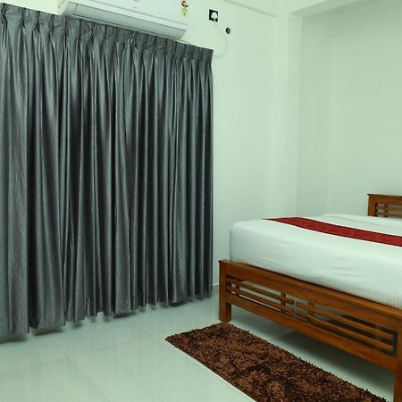 Achoos Residency Hotell Tiruvalla Exteriör bild