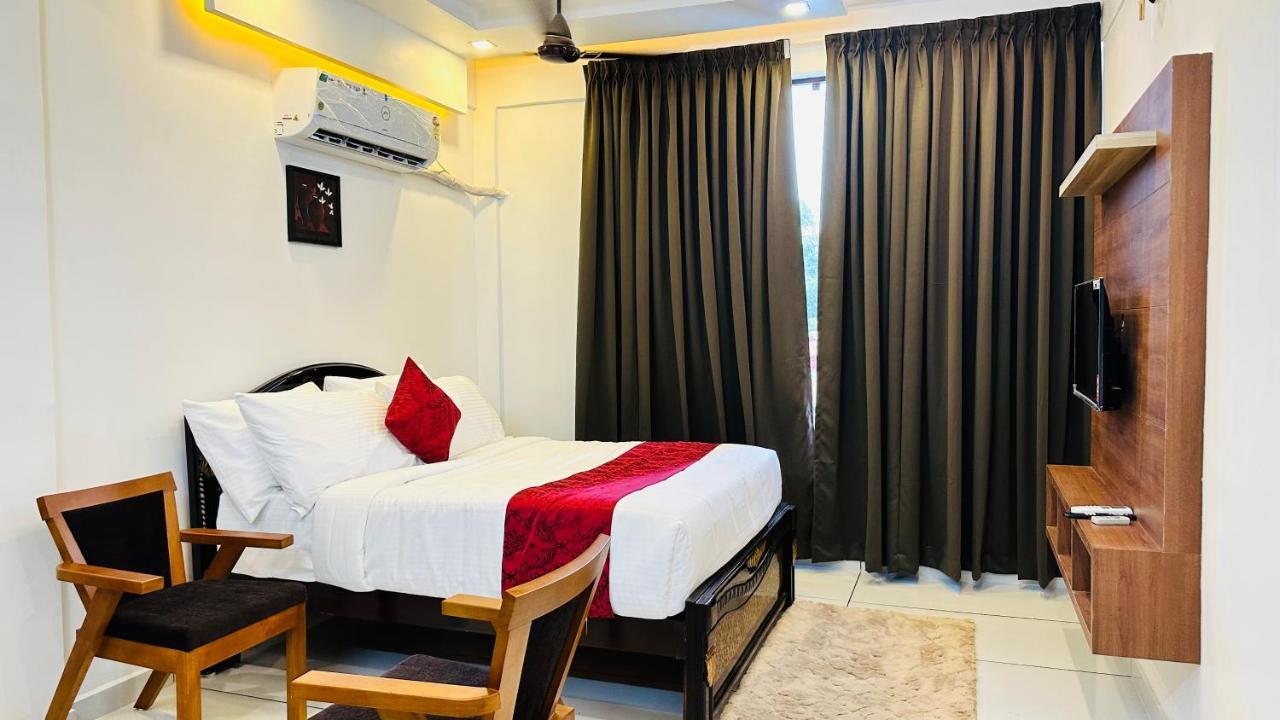 Achoos Residency Hotell Tiruvalla Exteriör bild