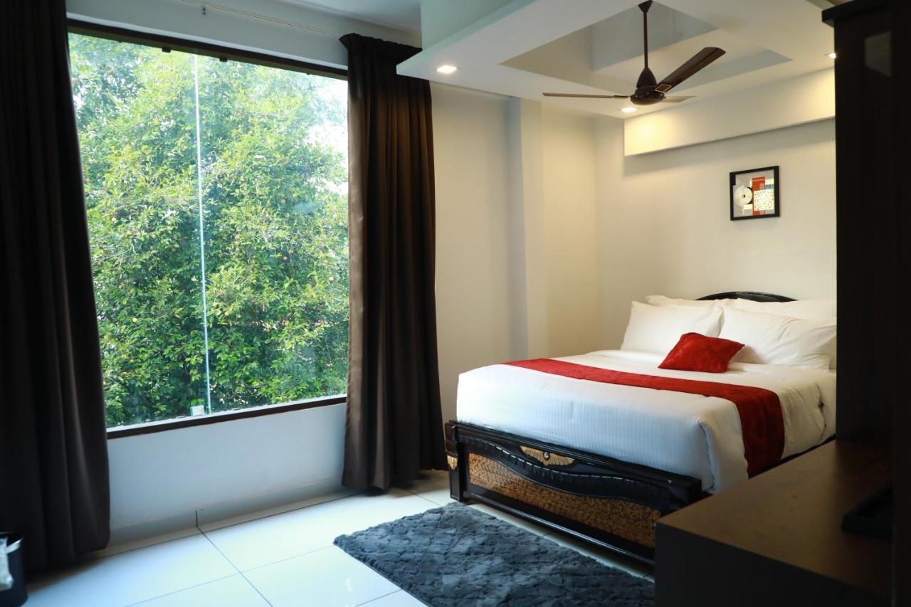Achoos Residency Hotell Tiruvalla Exteriör bild