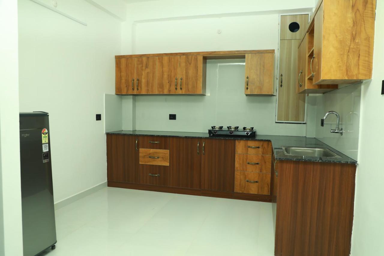 Achoos Residency Hotell Tiruvalla Exteriör bild