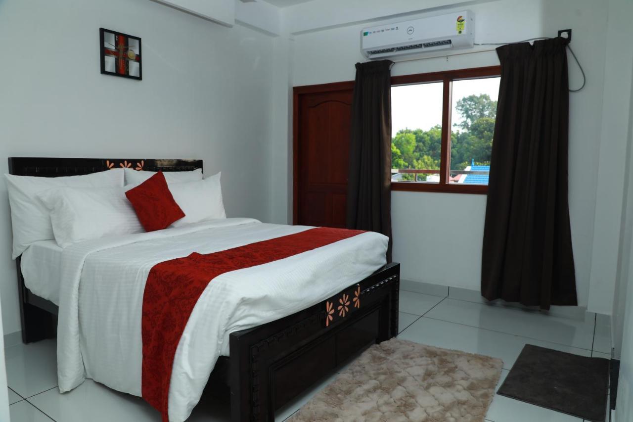 Achoos Residency Hotell Tiruvalla Exteriör bild