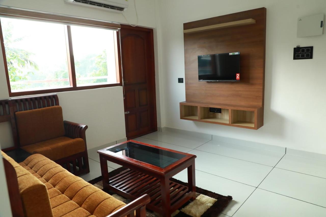 Achoos Residency Hotell Tiruvalla Exteriör bild